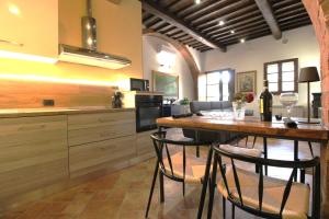 a kitchen with a table and some chairs at The Rose in Colle Malamerenda
