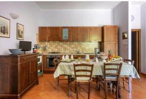 a kitchen with a table and chairs in a kitchen at Borgo Medioevale Siete Fuentes in Santu Lussurgiu