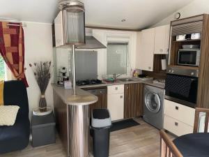 Kuchyňa alebo kuchynka v ubytovaní Mobile Home PREMIUM AZUR climatisé tout équipé