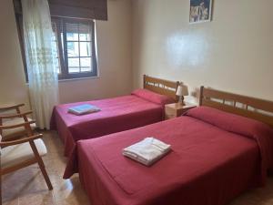 Un pat sau paturi într-o cameră la Hostal La Marina +10 fotografii