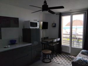 Kuchyň nebo kuchyňský kout v ubytování Appartement CHLOE vue mer et Canigou 1ere ligne