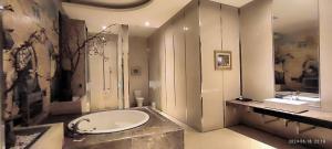Bilik mandi di Shantis Motel