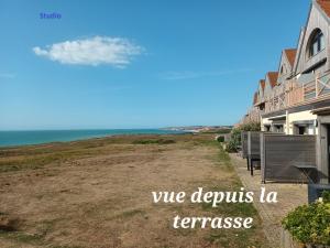 Blick auf den Ozean von einem Haus in der Unterkunft RESIDENCE LA NATURELLE Studio in Wimereux