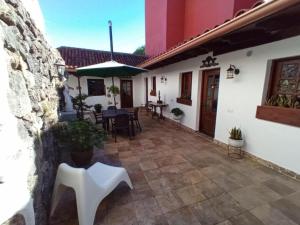a patio of a house with a table and chairs at Estancia para 2 Personas con Piscina en Garachico in Garachico