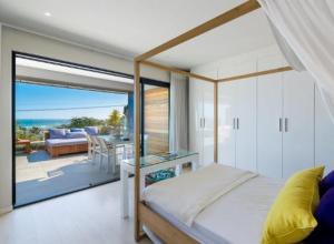 Кровать или кровати в номере BALI SUITE in Camps Bay