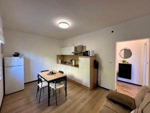 Kuchyň nebo kuchyňský kout v ubytování APARTMANI KIKI