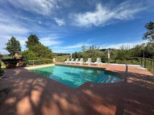 a swimming pool with some chairs at Coliberto in Massa Marittima