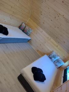 una habitación de madera con vistas panorámicas a 2 camas en Zacisze Na Polach, en Leśna 26 fotos más