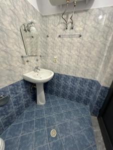 a bathroom with a sink and a toilet and a shower at Romeo’s Guest House 2 in Piqeras