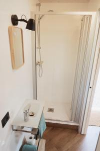 Zimmer mit einem weißen Tisch und einer Glasschiebetür in der Unterkunft Un rifugio per rallentare a Sappada in Ecche