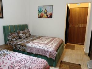 Postel nebo postele na pokoji v ubytování بلومار Blumar