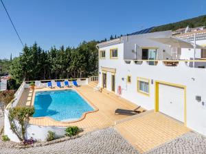 ein Bild einer Villa mit Swimmingpool in der Unterkunft Casa Federica by Algarve Holidays in Santa Bárbara de Nexe