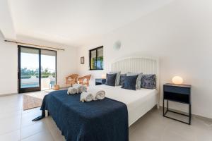 ein Schlafzimmer mit einem großen Bett, auf dem Handtücher liegen in der Unterkunft Casa Federica by Algarve Holidays in Santa Bárbara de Nexe + 34 Fotos