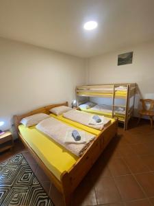 Postel nebo postele na pokoji v ubytování Forest Camp