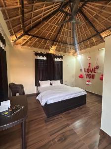 Una cama o camas en una habitación de The Royal Hut Ajmer