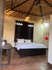 Una cama o camas en una habitación de The Royal Hut Ajmer