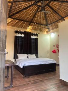 Una cama o camas en una habitación de The Royal Hut Ajmer