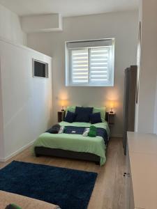 Ένα ή περισσότερα κρεβάτια σε δωμάτιο στο LOFT DE LA PLAGE - à 30 m de la mer