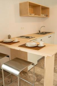 トロにあるDaphne Bungalowsのキッチン(テーブル、シンク付)