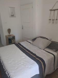 un grande letto in una stanza con porta di Casa Di mamou a Loreto-di-Tallano