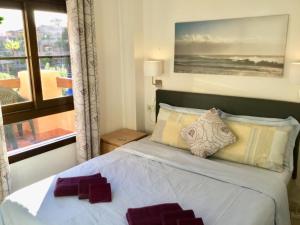 En eller flere senge i et værelse på Hacienda del Sol Beachside and Golf Apt Marbella Puerto Banus + 50 billeder