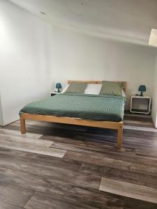 una camera con letto e TV al piano di Maison Soleil - Elne a Elne Altre 47 foto