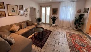 a living room with a couch and a table at Klagenfurt Living 85 in Klagenfurt
