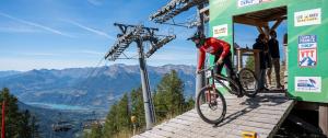 a person on a bike parked on a platform at CHALET DE BOIS MEAN in Les Orres