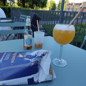 a drink and a bag of chips and a bottle of beer at Au nid carolo in Charleville-Mézières