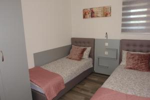 Ένα ή περισσότερα κρεβάτια σε δωμάτιο στο Apartmani Milokanović +92 φωτογραφίες