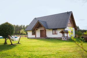 Vonkajšia záhrada v ubytovaní Domek całoroczny na Kaszubach Bliźniak