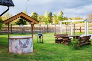 Vonkajšia záhrada v ubytovaní Domek całoroczny na Kaszubach Bliźniak
