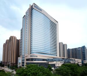 佛山佛山希尔顿酒店-非遗亲子活动 大堂水族馆的一座高大的建筑,上面有摩尔顿标志