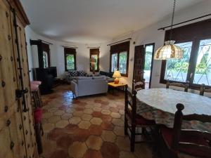 Posedenie v ubytovaní Villa Dos Calas - Bonita Villa de estilo rustico y piscina de agua salada