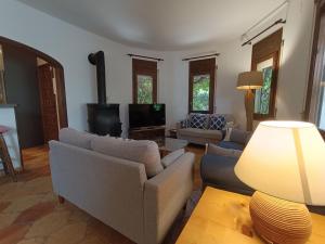 Posedenie v ubytovaní Villa Dos Calas - Bonita Villa de estilo rustico y piscina de agua salada