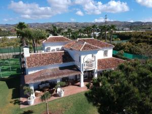 una vista aérea de una casa blanca con techos de baldosas rojas en Finca Los Llanos By Solymar Holiday, en Los Puertas