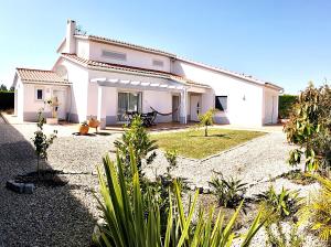 una casa blanca con un jardín delante en VILLA ANDORINHA with Private Pool in a quiet area, en Aljezur