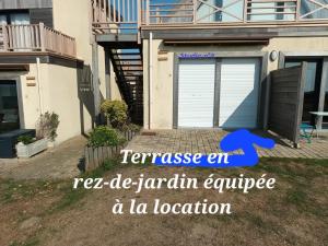 ein Bild von einem Haus mit Garage in der Unterkunft RESIDENCE LA NATURELLE Studio in Wimereux