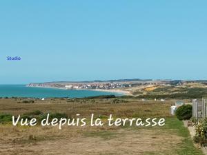 ein Schild mit der Aufschrift „we deptus la terres“ in der Unterkunft RESIDENCE LA NATURELLE Studio in Wimereux + 2 Fotos