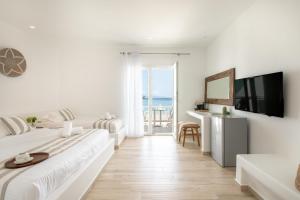 TV a/nebo společenská místnost v ubytování Acrogiali Beachfront Hotel Mykonos