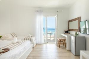 Cama ou camas em um quarto em Acrogiali Beachfront Hotel Mykonos