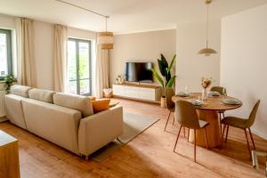 ein Wohnzimmer mit Sofa und Tisch in der Unterkunft Luma-Living Apartments in Dresden