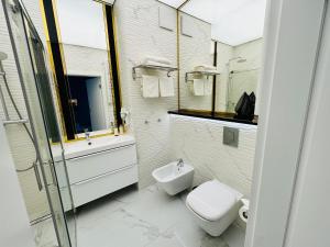 Kúpeľňa v ubytovaní Apartament Faltom 26 Yacht Park z tarasem