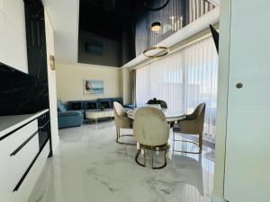 Posedenie v ubytovaní Apartament Faltom 26 Yacht Park z tarasem