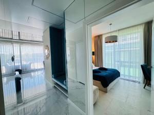Posteľ alebo postele v izbe v ubytovaní Apartament Faltom 26 Yacht Park z tarasem