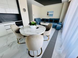 Posedenie v ubytovaní Apartament Faltom 26 Yacht Park z tarasem