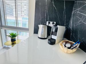 Príslušenstvo na prípravu kávy alebo čaju v ubytovaní Apartament Faltom 26 Yacht Park z tarasem