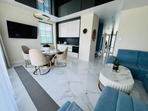 Televízia a/alebo spoločenská miestnosť v ubytovaní Apartament Faltom 26 Yacht Park z tarasem
