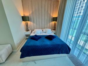 Posteľ alebo postele v izbe v ubytovaní Apartament Faltom 26 Yacht Park z tarasem