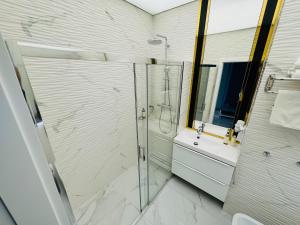 Kúpeľňa v ubytovaní Apartament Faltom 26 Yacht Park z tarasem